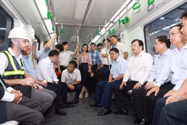 Ngồi trên toa tàu chạy thử của dự án đường sắt Cát Linh - Hà Đông, Phó Thủ tướng cũng đã trao đổi thẳng thắng những vấn đề còn tồn tại của dự án với ông Đường Hồng, Giám đốc điều hành dự án (Tổng thầu Trung Quốc).