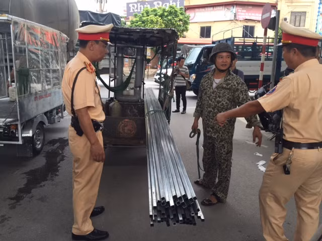 Đội phó Đội CSGT số 14, Trung tá Phạm Tuấn Anh đang yêu cầu lái xe Nguyễn Công Vượng (Thanh Trì-Hà Nội) hạ tải hàng hóa để đảm bảo an toàn trước khi đưa xe về trụ sở làm việc. Đội phó Đội CSGT số 14, Trung tá Phạm Tuấn Anh đang yêu cầu lái xe Nguyễn Công Vượng (Thanh Trì-Hà Nội) hạ tải hàng hóa để đảm bảo an toàn trước khi đưa xe về trụ sở làm việc.