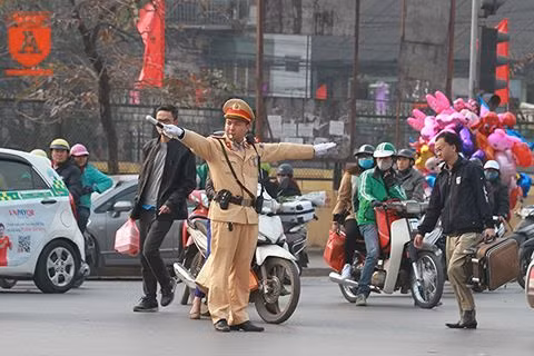 CSGT phân luồng giao thông.