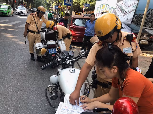 Theo Thiếu tá Đoàn Minh Hoàng, cán bộ Đội CSGT số 1, lỗi vi phạm dừng đỗ sai quy định có hai khung phạt. Nếu dừng xe sai quy định mức phạt sẽ từ 300-500.000đ. Nếu đỗ sai quy định sẽ bị phạt từ 600-800.000đ và tạm giữ bằng sau 7 ngày sẽ mời lái xe lên trụ sở CSGT làm việc.