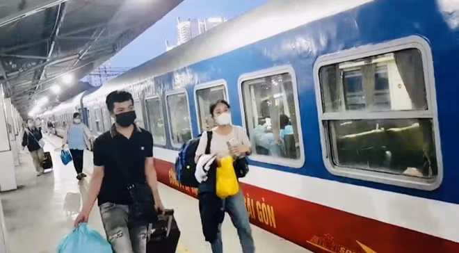 Chuyến tàu đưa người dân Hà Tĩnh từ TP Hồ Chí Minh về quê