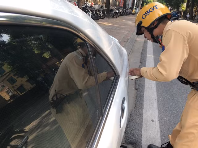 Sau 5 phút gọi thông báo nhưng chủ xe không xuất hiện, CSGT tiến hành niêm phong xe.
