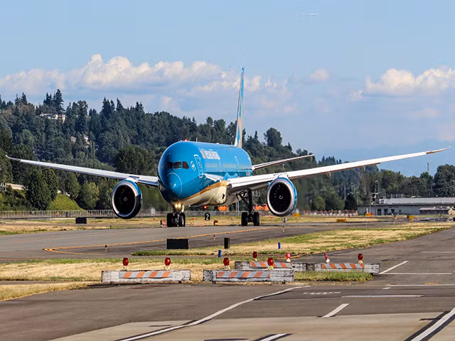Boeing 787-10 là máy bay chở được nhiều hành khách nhất Việt Nam, sở hữu cấu hình 2 khoang: 24 hạng Thương gia theo sơ đồ 1-2-1 và 343 hạng Phổ thông theo sơ đồ 3-3-3 (Ảnh: Boeing).