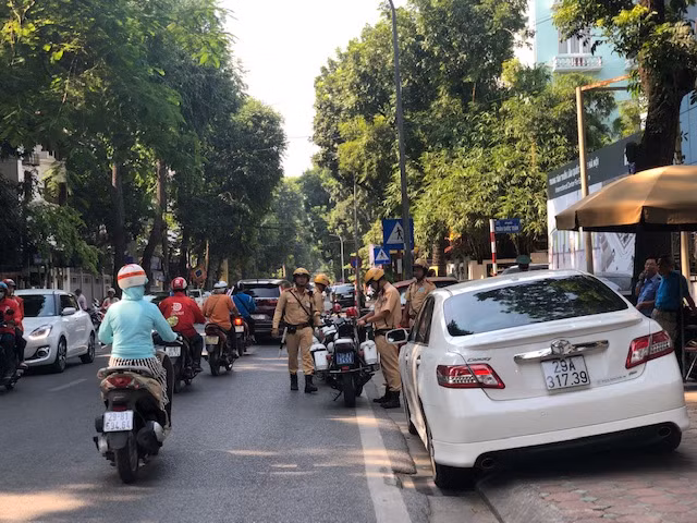Lúc 9h sáng 23-9, tại khu vực phố Trần Bình Trọng, tổ công tác Phòng CSGT đã phát hiện nhiều trường hợp xe dừng, đỗ sai quy định.