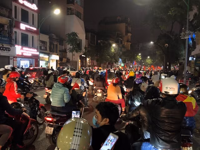 Người dân Hà Nội tràn ra đường ăn mừng chiến thắng trong đêm ngày 20-1