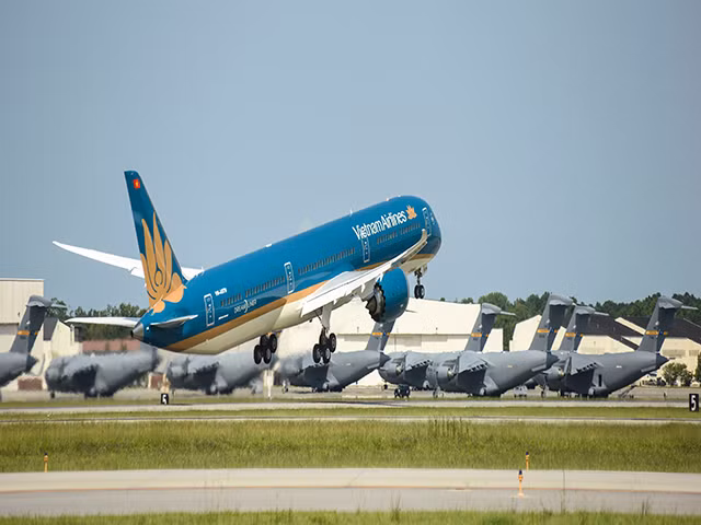 Khi máy bay Boeing 787-10 về tới sân bay Nội Bài, sẽ trở thành chiếc máy bay lớn nhất nhất Việt Nam. Đây là chiếc máy bay thế hệ mới nhất, có thân rộng và dài hơn so với những chiếc máy bay mà Vietnam Airlines đang khai thác. Theo chiến lược phát triển hàng không, Vietnam Airlines sẽ sử dụng máy bay này để khai thác những đường bay Quốc tế.
