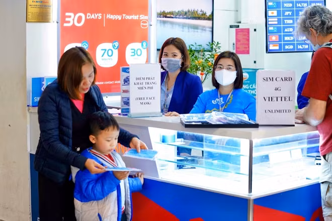 Lãnh đạo Cảng HKQT Nội Bài khẳng định cấp phát đủ khẩu trang, cồn hoặc dung dịch khử trùng cho toàn thể CBNV trực tiếp tiếp xúc với hành khách. Chuẩn bị đầy đủ trang thiết bị, quần áo phòng dịch, thuốc cấp cứu, găng tay, cồn sát khuẩn, hóa chất khử trùng khu vực ô nhiễm… Hành khách cũng được cấp phát khẩu trang miễn phí.