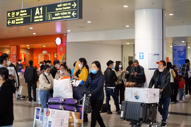 Các nhân viên sân bay được quán triệt rõ khi tiếp xúc với hành khách có biểu hiện sốt, ho phải kịp thời thông báo cán bộ, lực lượng y tế để theo dõi, hỗ trợ và khám sàng lọc ban đầu; Báo cáo kịp thời các trường hợp nghi nhiễm bệnh về các đầu mối theo Quy chế phối hợp liên ngành phòng chống dịch bệnh khẩn cấp tại cửa khẩu Cảng HKQT Nội Bài