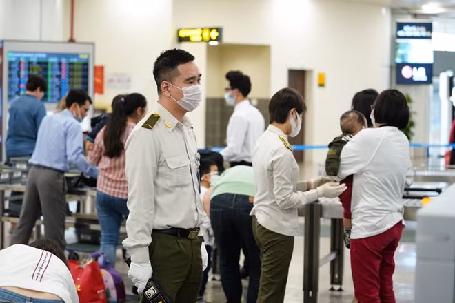 Riêng lực lượng an ninh hàng không phải đeo găng tay bảo hộ lao động. Khẩu trang và găng tay bảo hộ được cấp phát theo tiêu chuẩn.