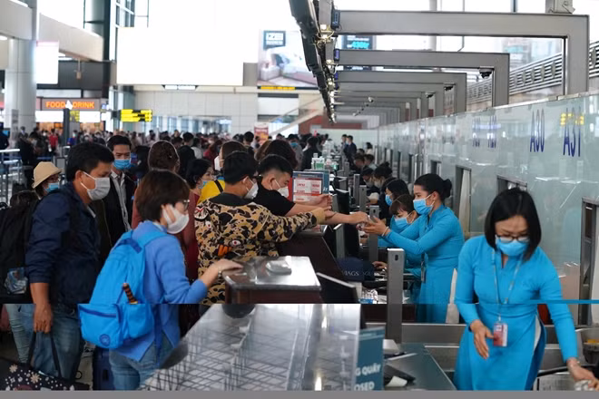 Sân bay Nội Bài quán triệt 100% CBNV đeo khẩu trang trong suốt thời gian làm việc.