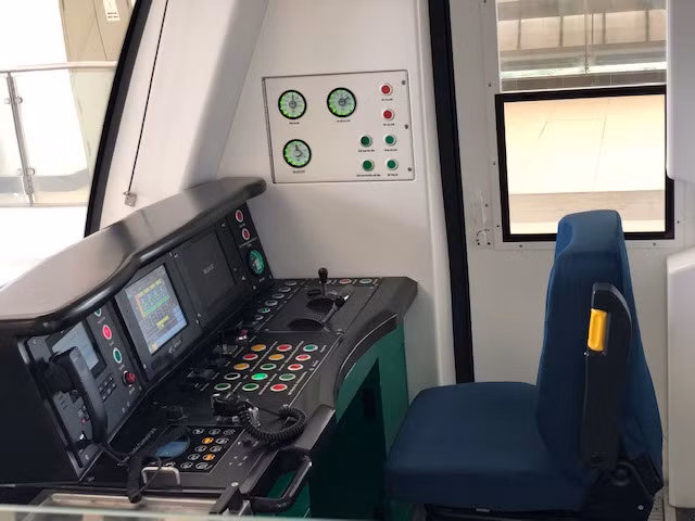 Khi tàu hoạt động, toàn bộ nhân viên sẽ ở dưới ga, chỉ còn duy nhất 1 lái tàu điều khiển ở lại.