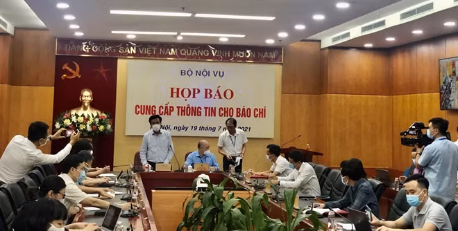 Thứ trưởng Bộ Nội vụ Nguyễn Duy Thăng thông tin tại buổi họp báo.