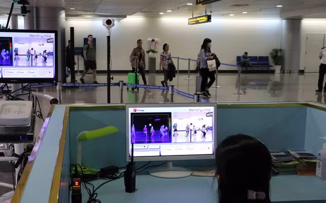 Kiểm tra thân nhiệt của hành khách tại sân bay