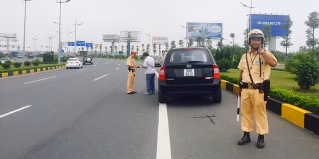 Kiểm tra giấy tờ của lái xe trước khi thông báo lỗi.