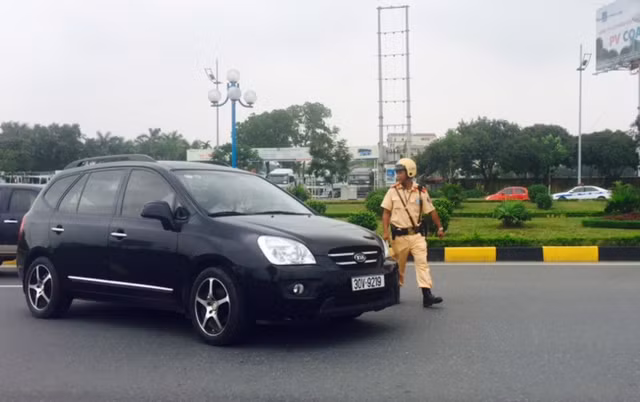 CSGT dừng xe vi phạm.