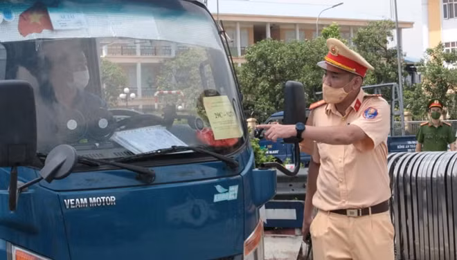 Lực lượng CSGT kiểm tra giấy tờ của phương tiện vận tải lưu thông
