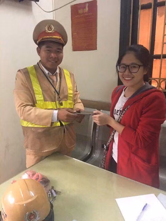 Chị Loan nhận lại tài sản tại công an phường Đồng Tâm