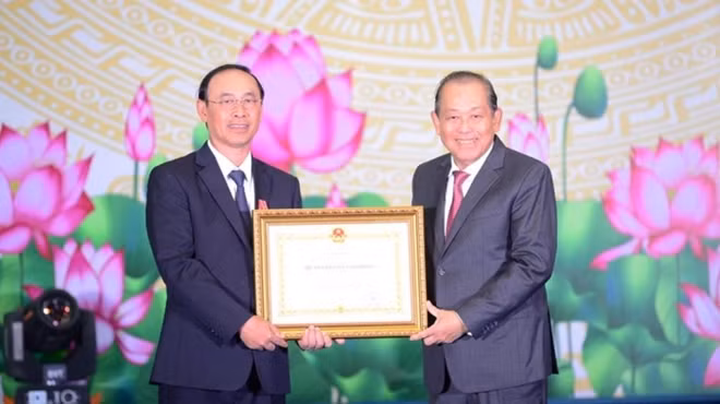 Phó Thủ tướng Thường trực Chính phủ Trương Hòa Bình trao Huân chương Lao động hạng Nhất của Chủ tịch nước khen tặng cho Thứ trưởng Bộ GTVT Lê Đình Thọ vì đã có thành tích xuất sắc trong công tác giai đoạn 2013 - 2017.