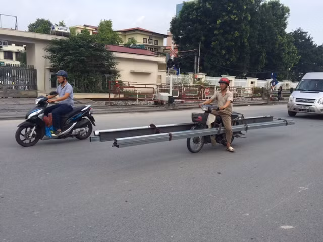 Không chỉ là hàng cồng kềnh, mà người đàn ông này còn lưu thông giữa đường, khiến những người đi xung quanh tỏ ra "sợ hãi", tìm cách né xa. Không chỉ là hàng cồng kềnh, mà người đàn ông này còn lưu thông giữa đường, khiến những người đi xung quanh tỏ ra "sợ hãi", tìm cách né xa.