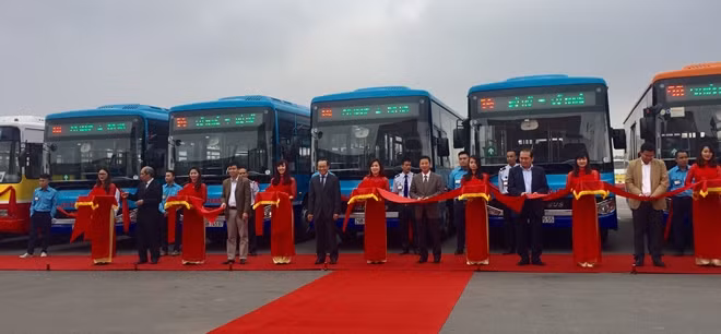 Lãnh đạo Sở GTVT và lãnh đạo Tổng Công ty vận tải Hà Nội cắt băng khai trương tuyến buýt mới