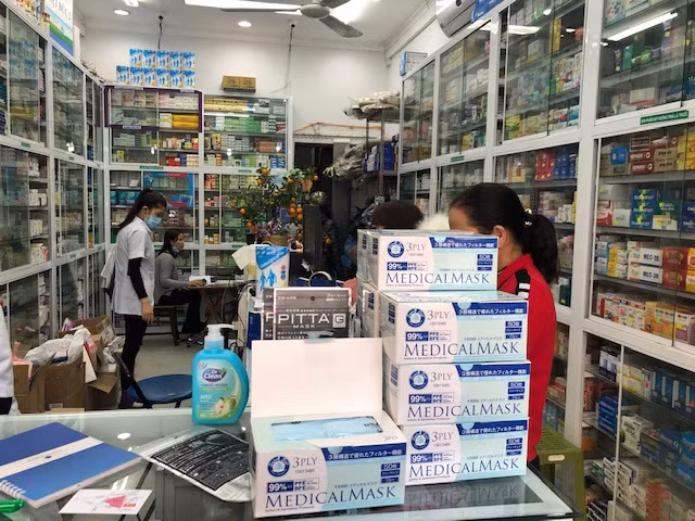 Khẩu trang được bày bán với nhiều chủng loại ở các hiệu thuốc trên phố Phủ Doãn