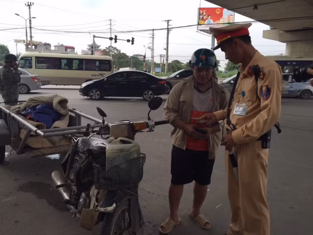 10h, tại ngã ba Pháp Vân-Giải Phóng, lực lượng CSGT tiếp tục xử lý 4-5 trường hợp vi phạm. 10h, tại ngã ba Pháp Vân-Giải Phóng, lực lượng CSGT tiếp tục xử lý 4-5 trường hợp vi phạm.