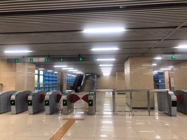 Sau khi mua vé, hành khách sẽ qua cổng quẹt thẻ từ để lên ga đi tàu