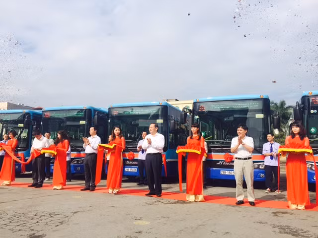 Lễ cắt băng khánh thành tại buổi nhận diện mầu sơn mới của xe buýt Hà Nội