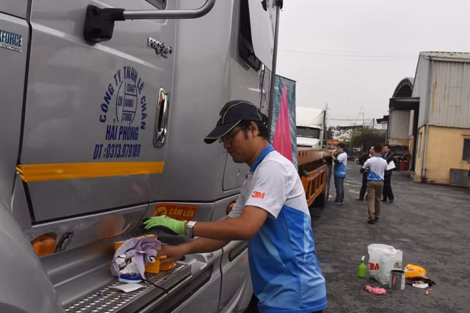 Thí điểm dán phản quang ở xe tải tại Hải Phòng