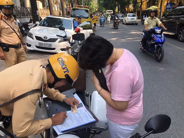 Đại diện Đội CSGT số 1 cũng cho biết thêm: sau khi lập biên bản 10-15 phút, nếu chủ xe không có mặt để giải quyết thì CSGT sẽ cẩu xe về bãi tạm giữ.