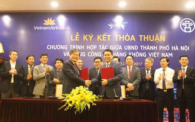 Chủ tịch UBND thành phố Hà Nội cùng lãnh đạo của VNA tại lễ kỹ kết