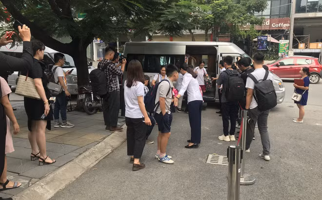 Dịch vụ xe đưa đón học sinh cần được kiểm soát, quản lý chặt chẽ. Dịch vụ xe đưa đón học sinh cần được kiểm soát, quản lý chặt chẽ.