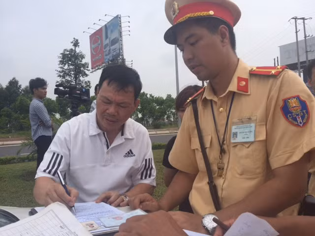 Cảnh sát giao thông giải thích rõ lý do và lỗi trước khi yêu cầu người dân ký biên bản vi phạm.