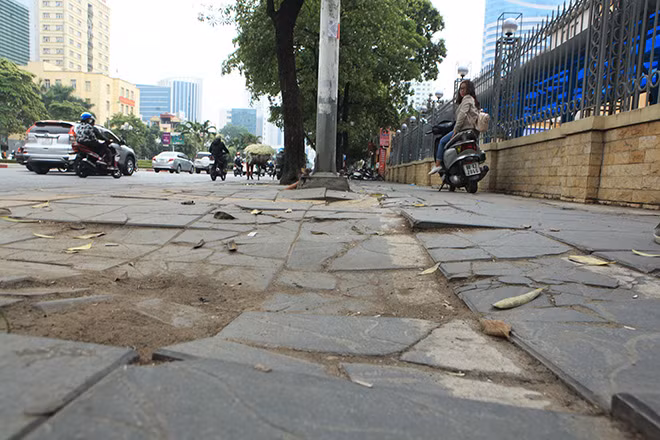Vỉa hè một tuyến phố sẽ được lát lại bằng đá tự nhiên.
