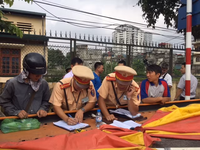 9h, tổ công tác của đội CSGT số 14 bắt đầu có mặt tại chốt trực ngã ba Kim Đồng-Giải Phóng để tập trung xử lý vi phạm. 9h, tổ công tác của đội CSGT số 14 bắt đầu có mặt tại chốt trực ngã ba Kim Đồng-Giải Phóng để tập trung xử lý vi phạm.