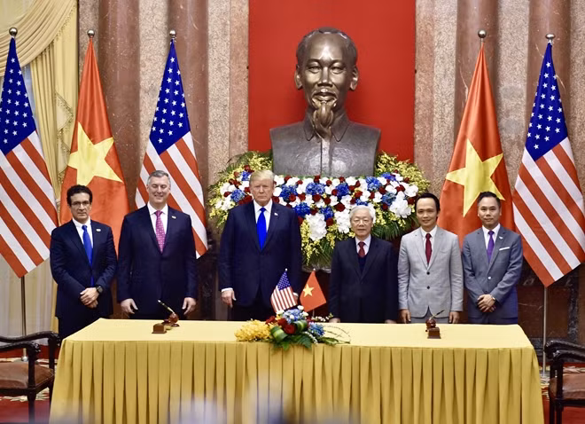 Tổng Bí thư - Chủ tịch nước Việt Nam Nguyễn Phú Trọng và Tổng thống Mỹ Donald Trump chứng kiến Lễ ký kết mua 10 máy bay Boeing 787-9 Dreamliner của Bamboo Airways