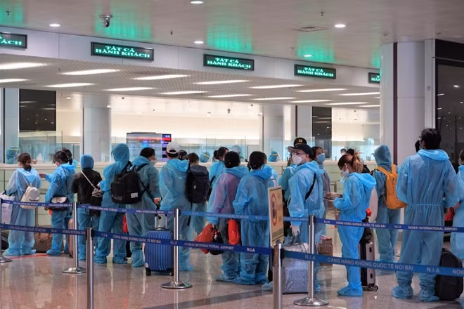 Hành khách làm thủ tục nhập cảnh