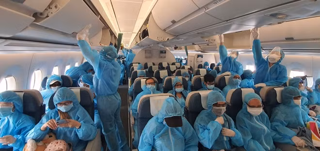Sau khi hạ cánh, các hành khách, phi hành đoàn được tổ chức đi cách ly theo quy định. Vietnam Airlines thực hiện vệ sinh, khử khuẩn máy bay, trang thiết bị phục vụ mặt đất ngay sau chuyến bay bằng hóa chất đáp ứng tiêu chuẩn quốc tế.