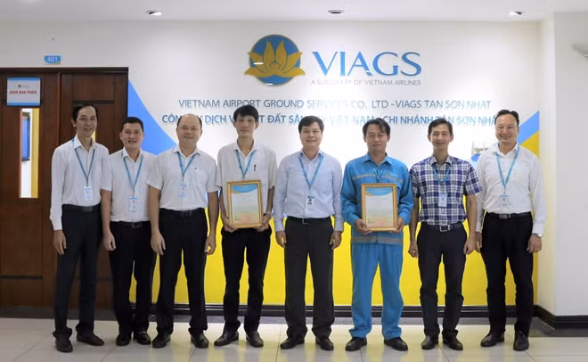 Hai nhân viên trả lại tài sản cho khách để quên trên máy bay được biểu dương