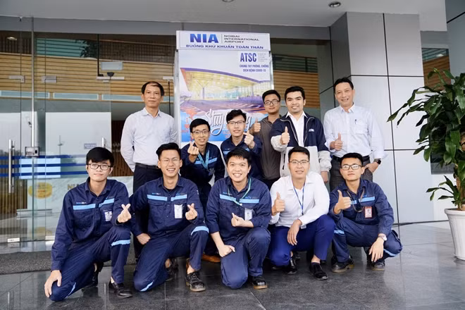 Ảnh: Nhóm kỹ sư của Trung tâm dịch vụ kỹ thuật Nội Bài