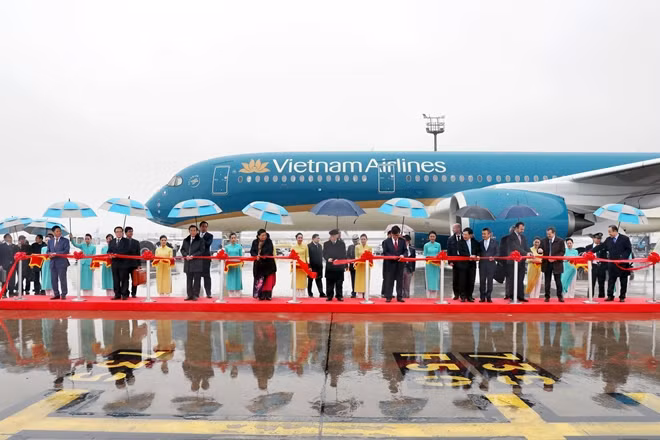 Tổng Bí Thư Nguyễn Phú Trọng hiện diện và cắt băng chào đón máy bay Airbus A350 thứ 11 của Vietnam Airlines
