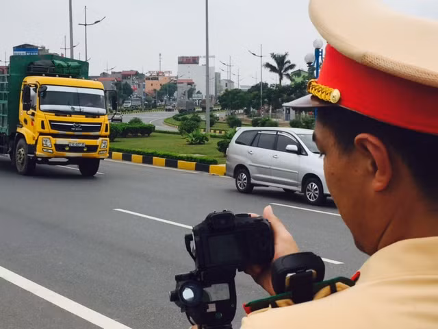 Lực lượng CSGT kiểm tra tốc độ các xe lưu thông trên đường.