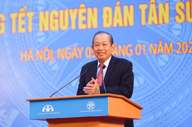 Phó Thủ tướng Thường trực Trương Hoà Bình phát biểu tại lễ ra quân năm ATGT 2021