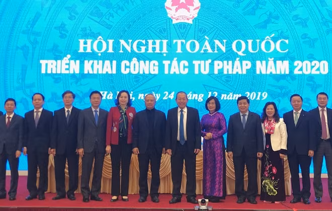 Phó Thủ tướng Trương Hòa Bình chụp ảnh kỷ niệm cùng các đại biểu tham dự Hội nghị
