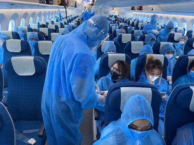 Bên trong một chuyến bay giải toả khách khỏi vùng dịch của VNA