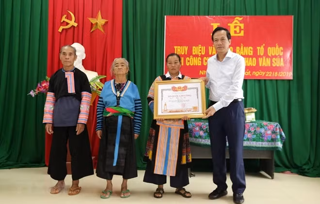 Ảnh (TTXVN): Bộ trưởng Đào Ngọc Dung trao Bằng Tổ quốc ghi công cho thân nhân liệt sỹ Thao Văn Súa