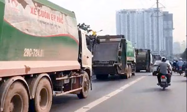 Xe rác đi sai làn đường