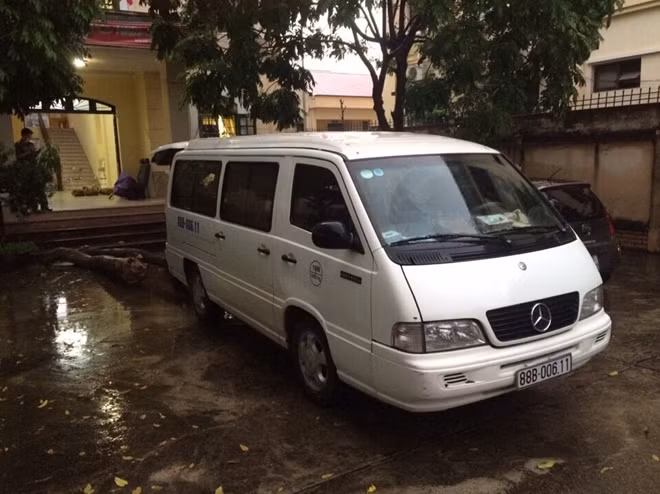 Kiểm tra hành chính của xe, phát hiện khối lượng gỗ không giấy tờ nguồn gốc