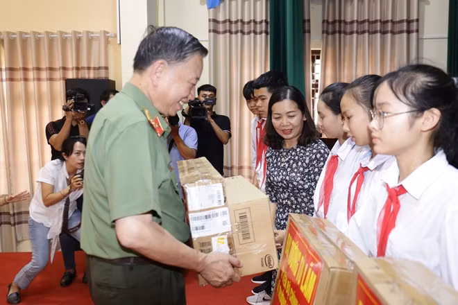 Bộ trưởng Tô Lâm tặng quà giáo viên và học sinh trường THCS Lãng Ngâm