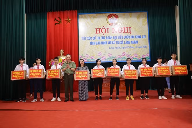 Bộ trưởng Tô Lâm tặng quà giáo viên và học sinh trường THCS Lãng Ngâm